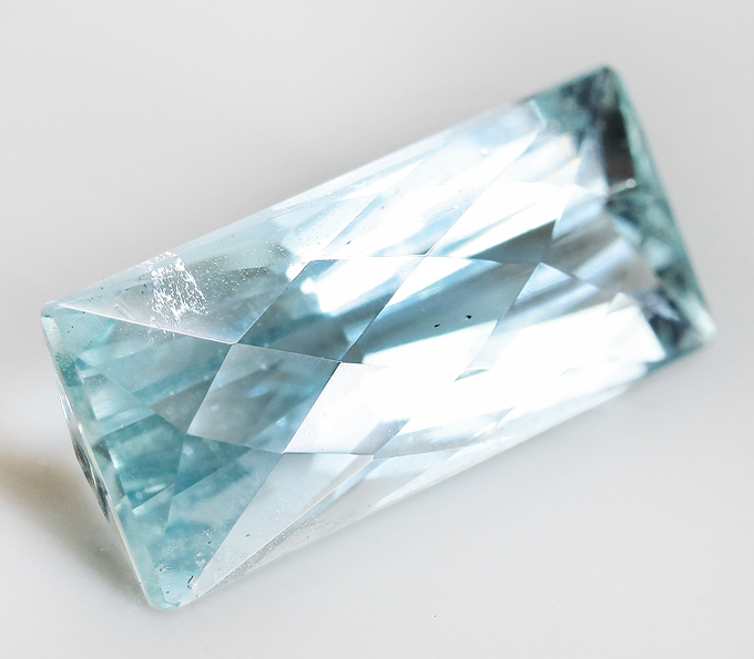 Аквамарин камень. Аквамарин камень огранка. Аквамарин уральский. Бассейн атлантика лого. Звёздчатый аквамарин.