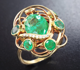 Золотое кольцо с великолепным ярко-неоновым изумрудом 3,61 карат, малыми изумрудами и бриллиантами Золото