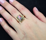 Золотое кольцо с кристаллическим черным опалом 2,25 карат, рубинами, цаворитами и бриллиантами Золото