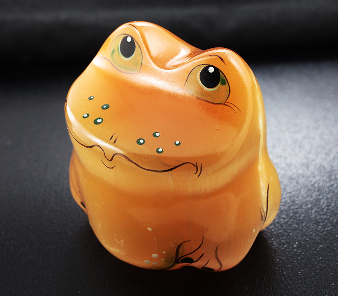 Миниатюра «Лягушка» из цельного селенита