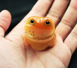 Миниатюра «Лягушка» из цельного селенита 