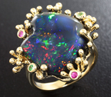 Золотое кольцо с кристаллическим черным опалом 8,7 карат, рубинами и цаворитами Золото