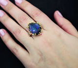 Золотое кольцо с кристаллическим черным опалом 8,7 карат, рубинами и цаворитами Золото