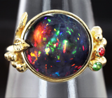 Золотое кольцо с кристаллическим черным опалом массой 3,54 карат, рубинами и цаворитами Золото
