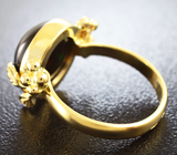 Золотое кольцо с кристаллическим черным опалом массой 3,54 карат, рубинами и цаворитами Золото