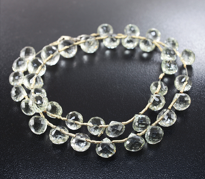 Колье из бриолетов зеленых аметистов