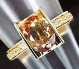 Золотое кольцо с великолепным андалузитом 1,7 карат и лейкосапфирами Золото
