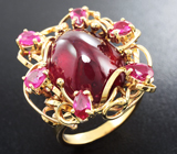 Золотое кольцо с крупным кабошоном рубина 21,13 карат и ограненными рубинами Золото
