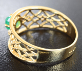 Золотое кольцо с изумрудом 0,56 карат и лейкосапфирами Золото