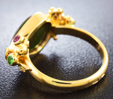 Золотое кольцо с кристаллическим черным опалом 3,02 карат, цаворитом и рубином Золото
