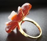 Золотое кольцо с резным цветком из агата 30,13 карат, рубином и лейкосапфирами Золото