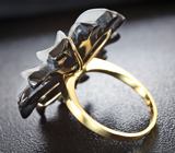 Золотое кольцо с резным цветком из оникса и кварца 26,63 карат, черной шпинелью и лейкосапфирами Золото