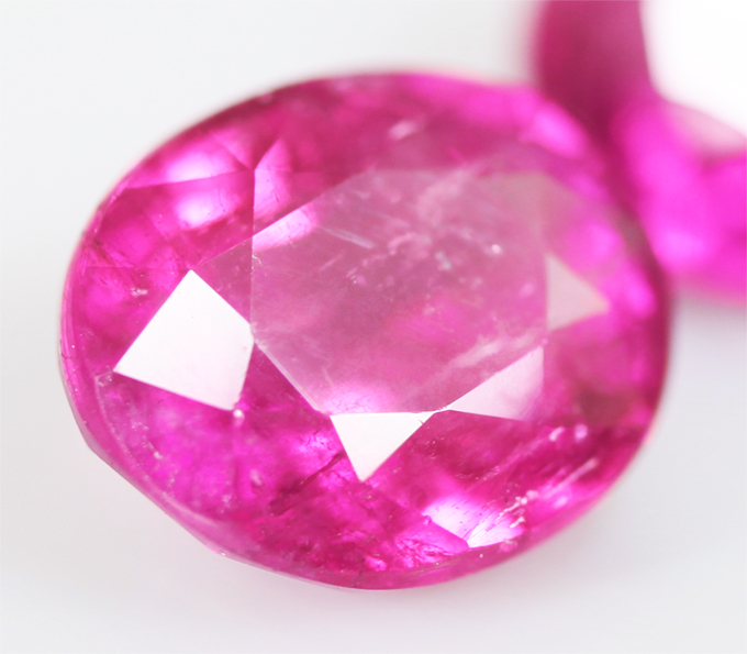 Рубин аметист. Неоново-розовый турмалин 20 карат. Алмаз шпинель турмалин. Розовый турмалин Рубин. Розовый топаз Кристалл.