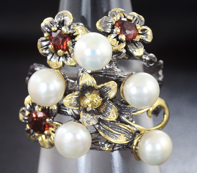 Серебряное кольцо с жемчугом и мозамбикскими гранатами и желтым сапфиром
