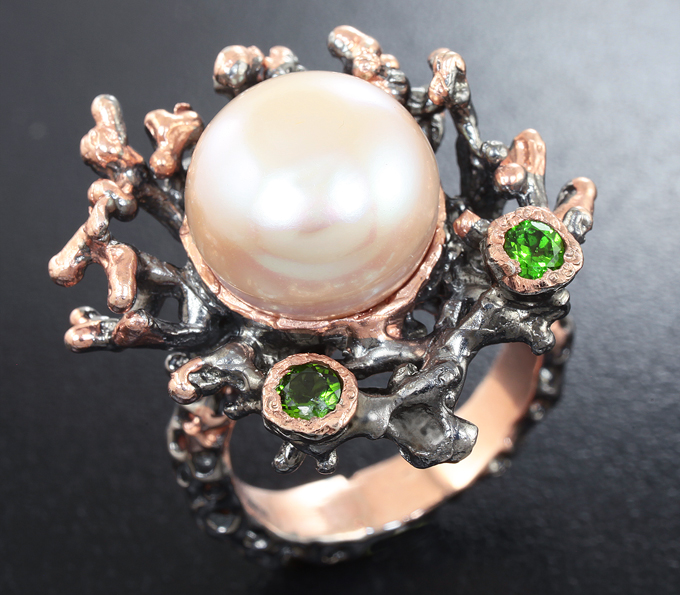 Серебряное кольцо с кремовой жемужиной и диопсидами
