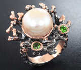 Серебряное кольцо с кремовой жемужиной и диопсидами Серебро 925