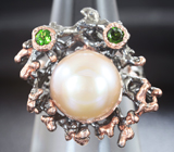 Серебряное кольцо с кремовой жемужиной и диопсидами Серебро 925
