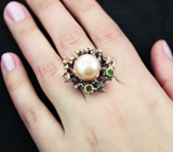 Серебряное кольцо с кремовой жемужиной и диопсидами Серебро 925