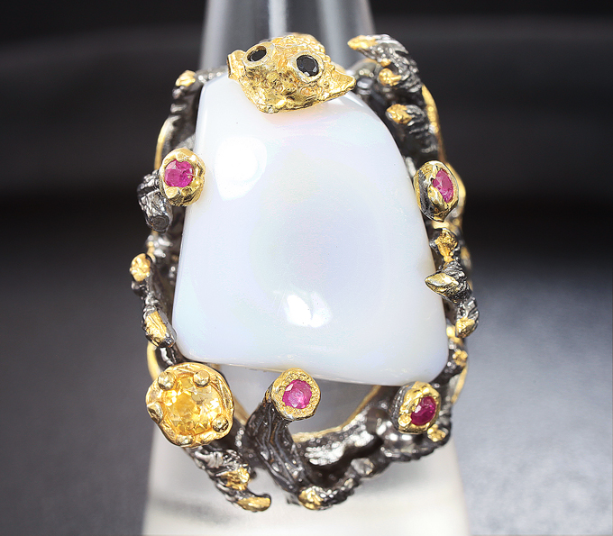 Серебряное кольцо с халцедоном, цитрином, рубинами и синими сапфирами