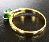 Золотое кольцо с хромовым турмалином и цаворитами Золото