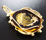 Золотой кулон с резным янтарем и изумрудами Золото