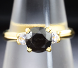 Золотое кольцо с черным бриллиантом 1,44 карата и лейкосапфирам Золото