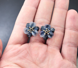 Злотые серьги с резными цветками из оникса и кварца 16,5 карат, черными шпинелями и лейкосапфирам Золото