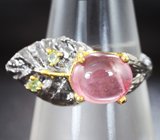 Серебрняое кольцо с розовым сапфиром и перидотами