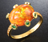 Золотое кольцо с кристаллическим опалом 4,14 карат, цаворитами и сапфирами Золото