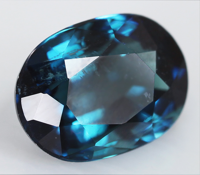 Камни сапфир турмалин. Турмалин (синие кристаллы). Голубой турмалин камень. Турмалин голубая лагуна. Турмалин индиголит.