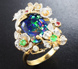 Золотое кольцо с ограненным черным опалом, цаворитами гранатами, рубинами и бриллиантами Золото