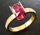 Золотое кольцо с рубином 2,02 карат и лейкосапфирами Золото