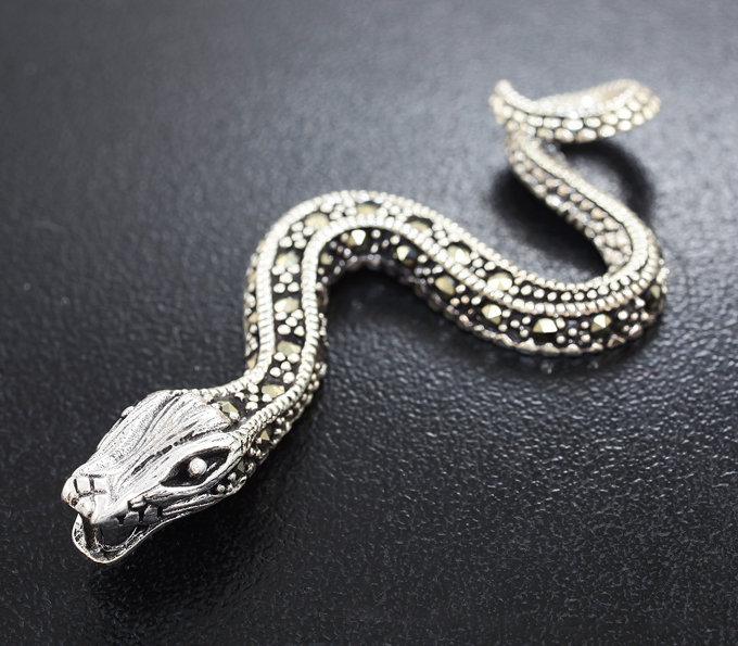 Где серебристой змейкой пригрелась. МАРКАЗИТ лягушка. Кольца змея с марказитом. Серебряная подвеска змея. Подвеска змея серебро.