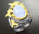 Серебряное кольцо с халцедоном, перидотами и синими сапфирами