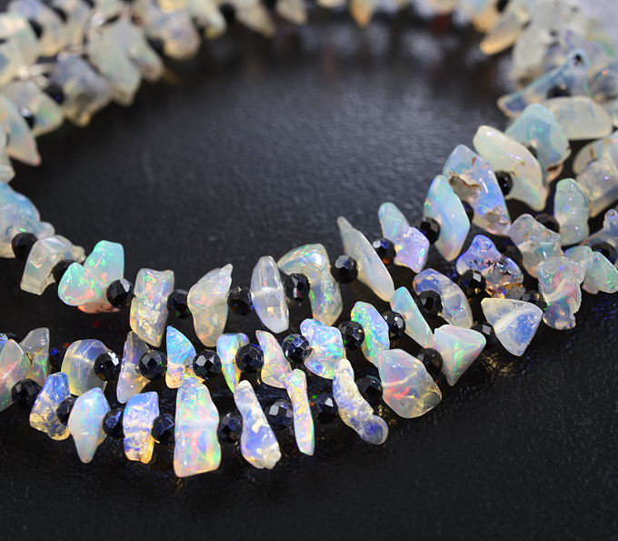 Колье из 121 необработанного эфиопского опала и бусин черных шпинелей 37 карат