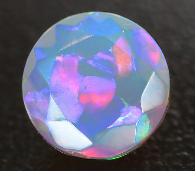 Ограненный эфиопский опал 0,63 карат