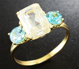 Золотое кольцо с крупным муассанитом 3,48 карат и голубыми цирконами Золото