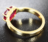 Золотое кольцо с рубином 2,52 карат и лейкосапфирами Золото
