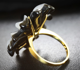 Золотое кольцо с резным цветком из оникса и кварца 23,16 карат и синими сапфирами Золото