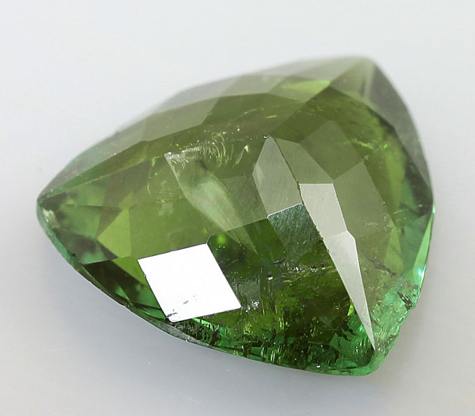Зеленый турмалин камень. Зеленый турмалин Кристалл. Турмалин камень зеленый триллион. Турмалин зеленый огранка. Турмалин оливковый.