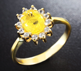 Золотое кольцо с ярко-желтым сапфиром 1,4 карат и бесцветными топазами Золото