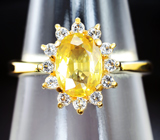 Золотое кольцо с ярко-желтым сапфиром 1,4 карат и бесцветными топазами Золото