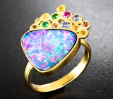 Золотое кольцо с фантастическим дублет опалом 3,75 карат, рубином, танзанитами, цаворитами и желтыми сапфирами Золото