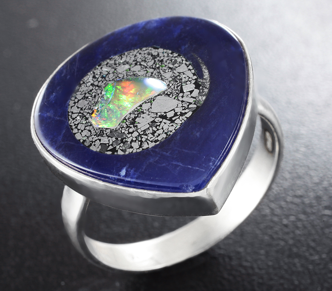 Серебряное кольцо с эфиопским опалом в содалите