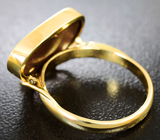 Золотое кольцо с австралийским дублет опалом 4,33 карат и бесцветными цирконами Золото