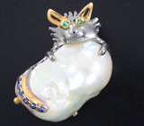 Серебряная брошь «Кот» с жемчужиной барокко, синими сапфирами и цаворитами Серебро 925