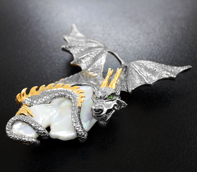 любит дракон серебряный цвет