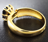 Золотое кольцо с титановой шпинелью 2,33 карат и лейкосапфирами Золото
