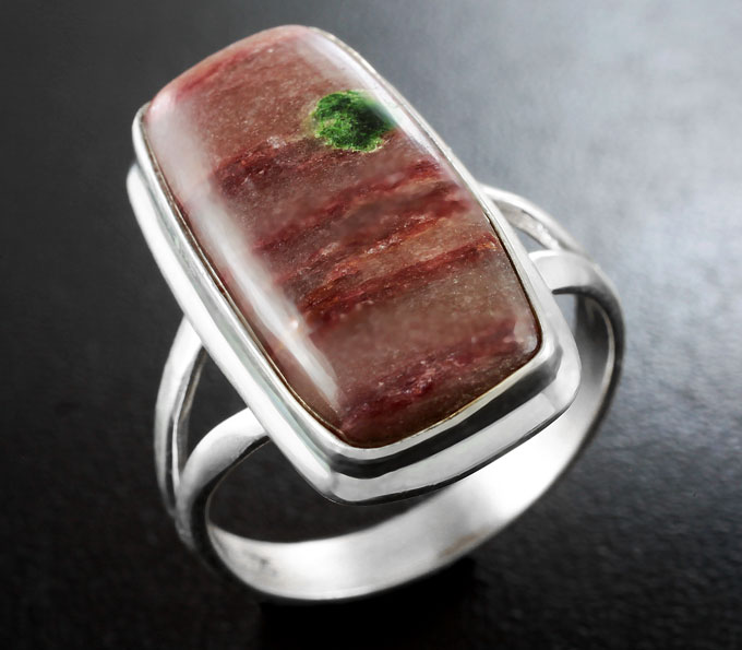 Серебряное кольцо с эвдиалитом