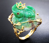 Золотое кольцо с резным уральским изумрудом на породе 66,93 карата и мозамбикскими гранатами Золото